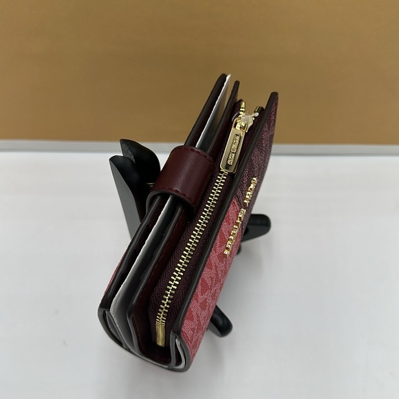 Michael Kors Jet Set Medium Two-Tone
Logo Wallet
Wallet
Color: Oxblood Multi - Picture 4 of 13